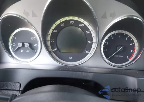 2010 Mercedes-Benz C 300 Luxury 4Matic/Sport 4Matic z USA, uszkodzony, nr VIN WDDGF8BB6AR105574